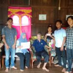 Pastikan Lansia Terlayani, Pemdes Taja Raya I Salurkan BLT DD Langsung ke Rumah Warga IMG-20251230-WA0043