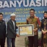 Pindah Tugas, Kapolres Banyuasin AKBP Ruri Prastowo Terima Penghargaan Sahabat Pers dari SMSI IMG-20260108-WA0018