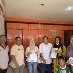 Plt Camat Betung Monitoring Penyaluran Bansos di Kantor Pos, Ingatkan KPM Gunakan Bantuan Sesuai Peruntukan 20260328_111917